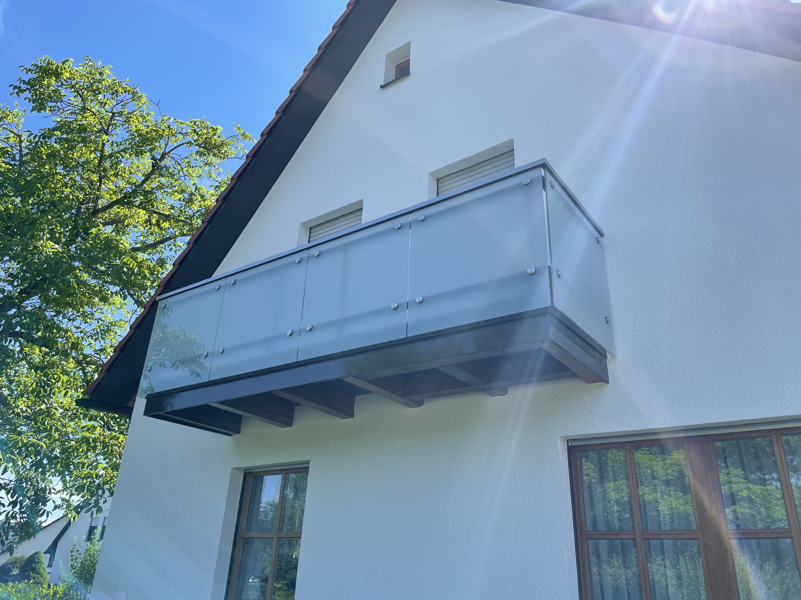 Balkongelänmder und Holz Unterkonstruktion