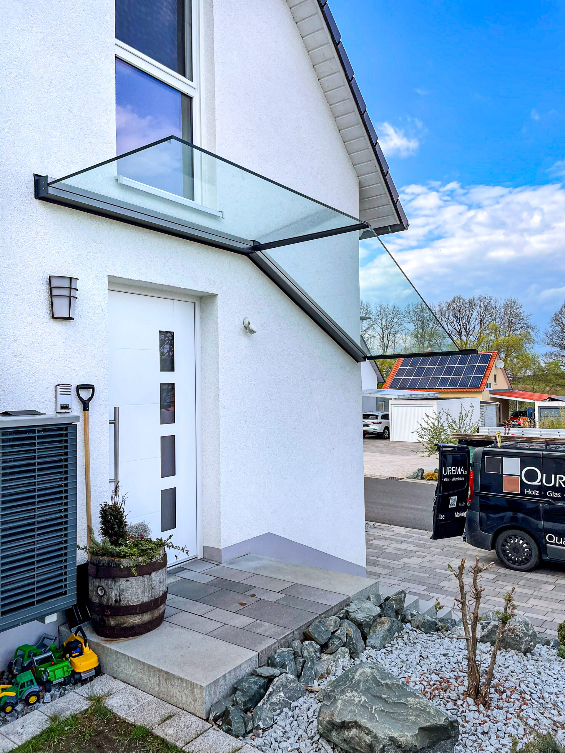 Glasvordach mit Neigung