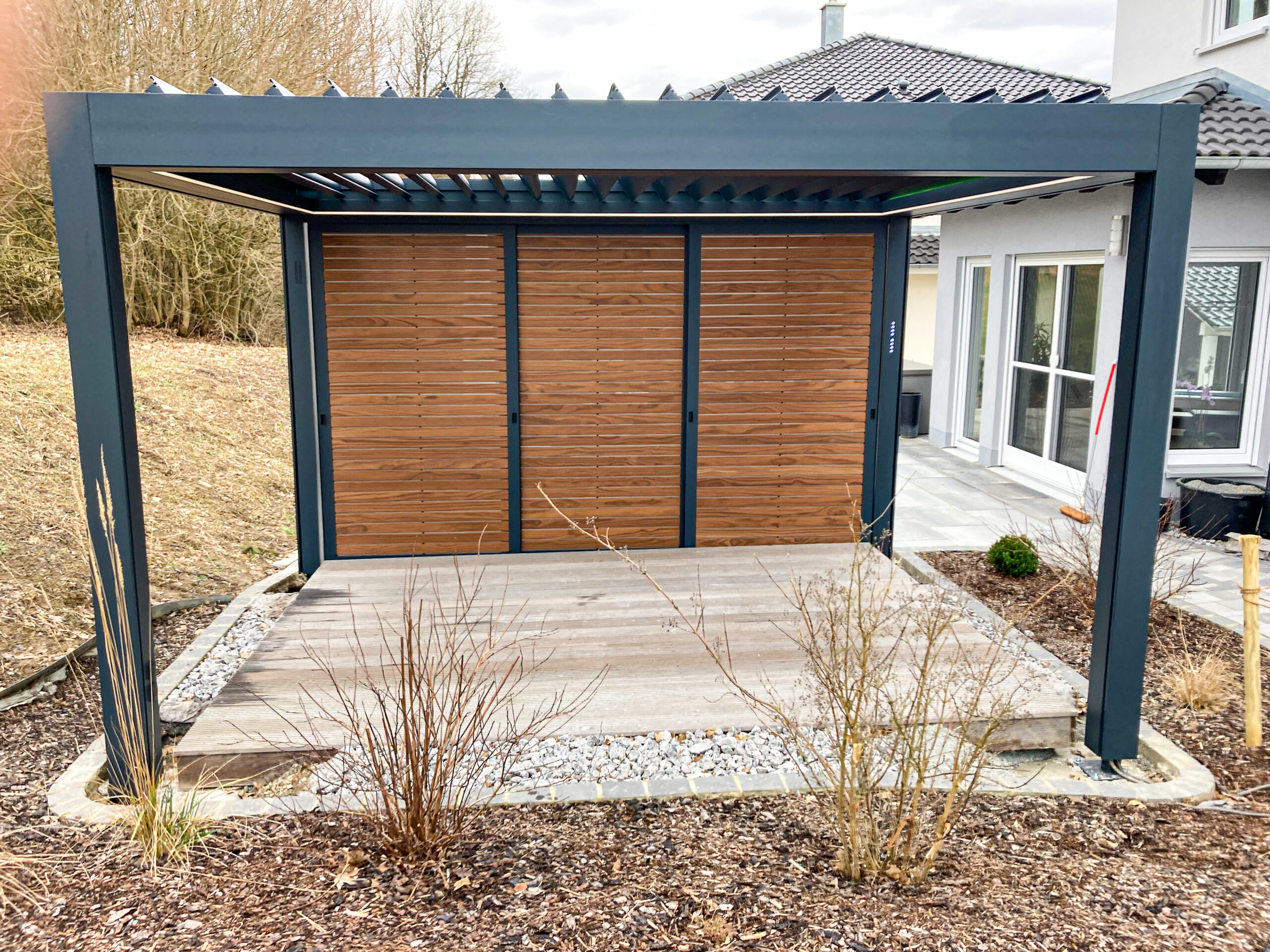 Lamellendach mit Beschattung und Schiebewand