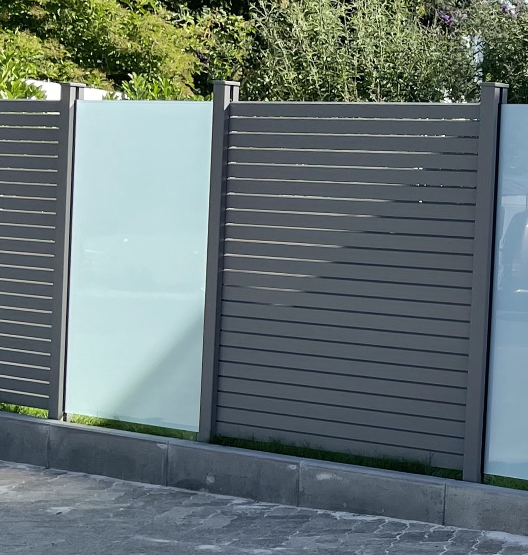 Sichtschutz mit Glaselementen