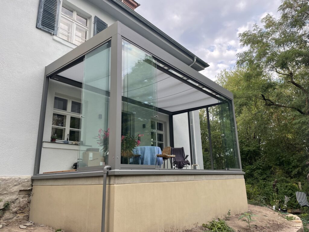 Terrassendach Cubo mit Glasschiebewänden