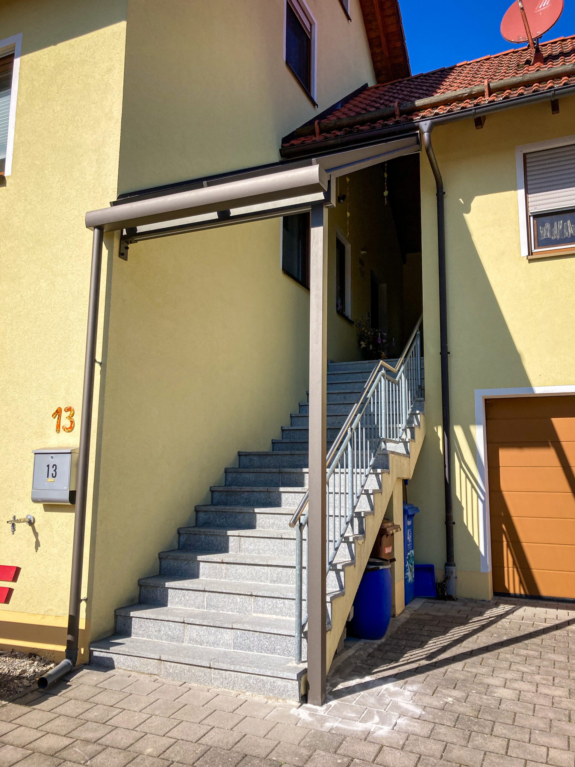 Überdachter Treppenaufgang