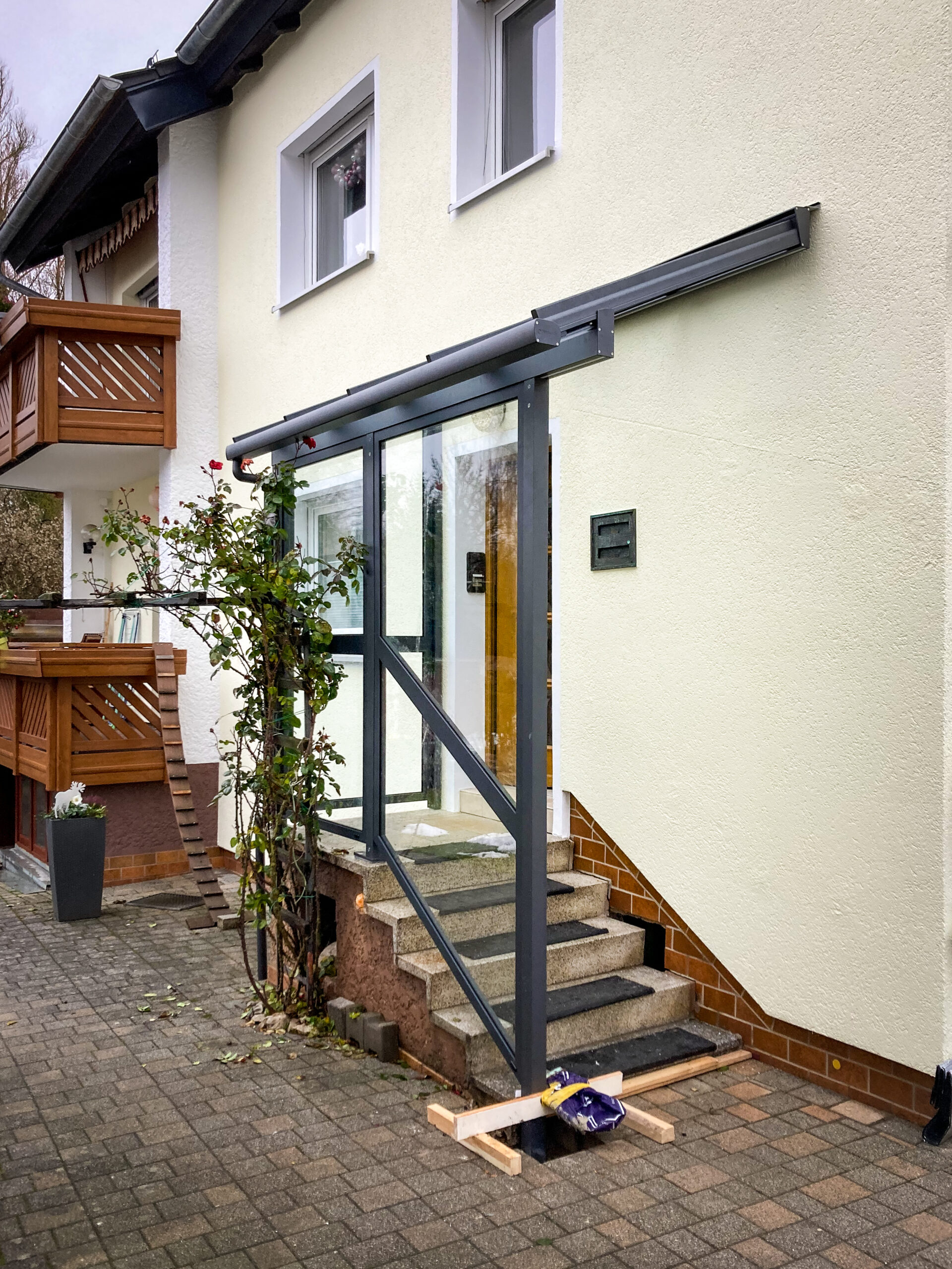 Überdachung als Vordach