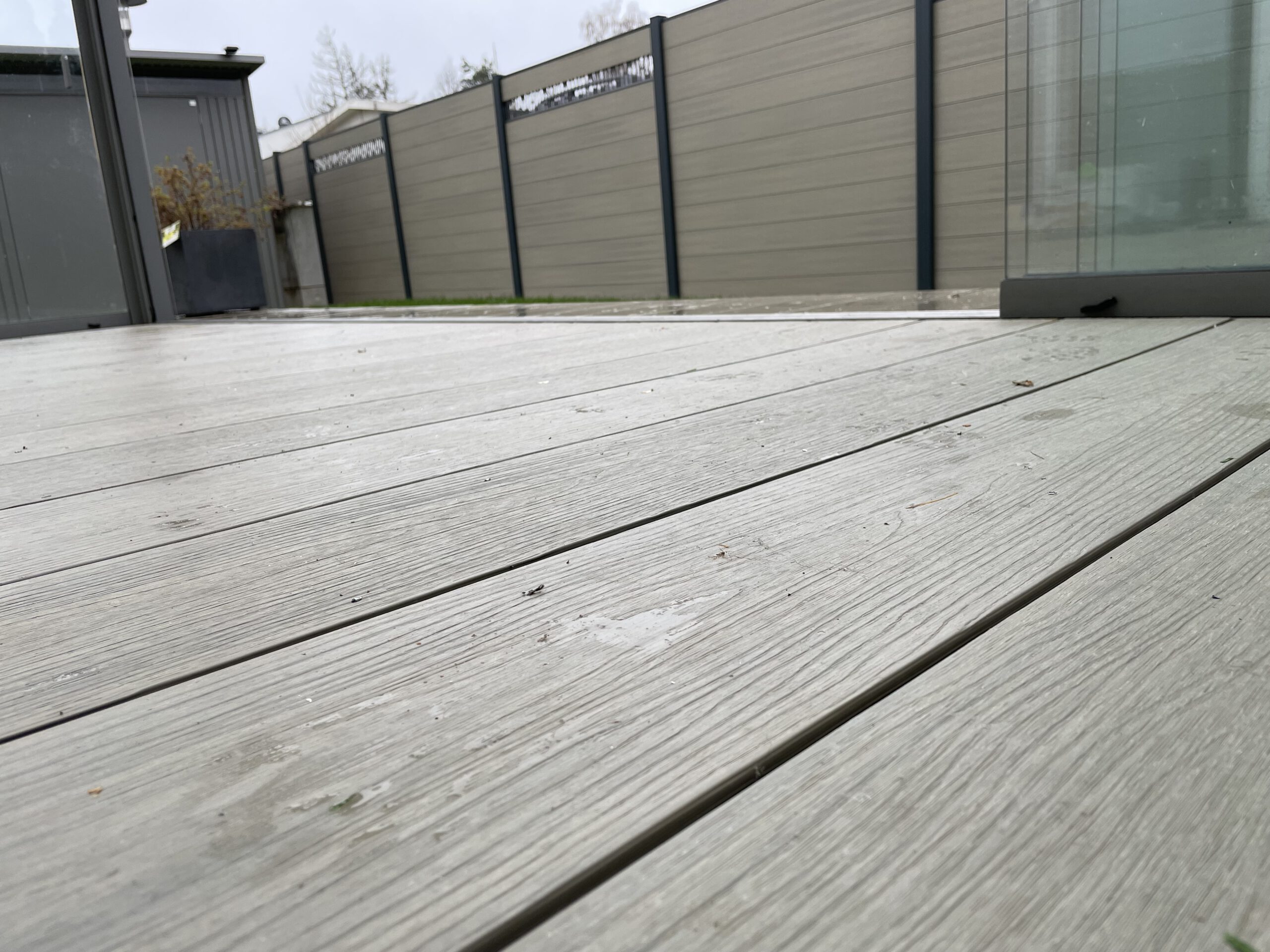 WPC Terrassendielen und passendem Sichtschutz